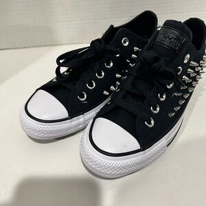 Womens Converse Chuck Taylor All Star Chrome Queen Low-Top Sneakers. Size 7